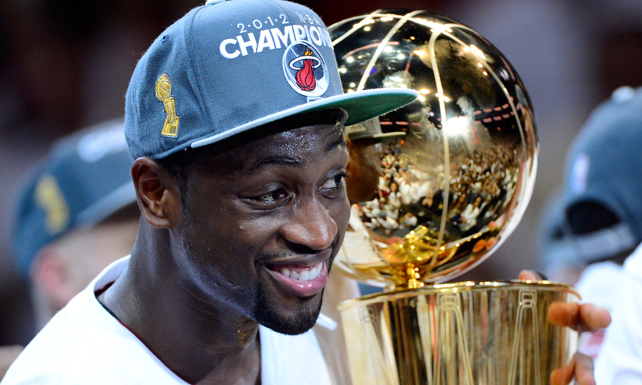 詹姆斯：我在季前赛坐板凳席上吃个水果 都被前湖人球员批评